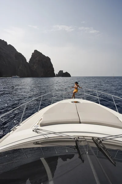 Francja, Korsyka, girolata morskiego Parku Narodowego, luksusowy jacht — Zdjęcie stockowe