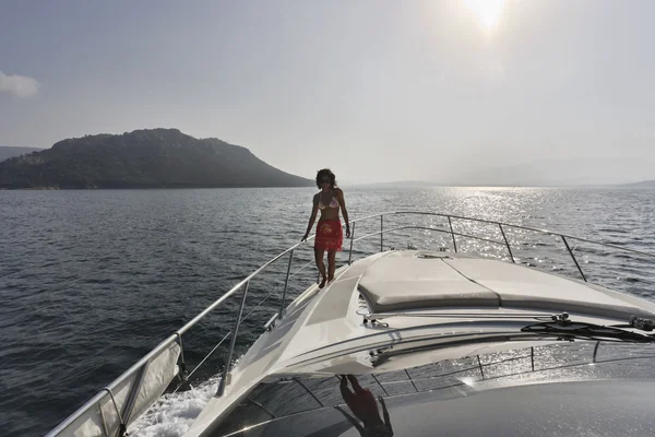Francie, Korsika, skalnaté pobřeží nedaleko Bonifacia plavba na luxusní jachtě — Stock fotografie