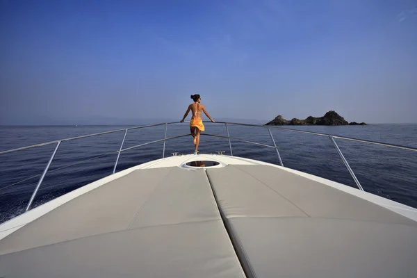 Франция, Корсика, Морской национальный парк Жиролата, роскошная яхта — стоковое фото