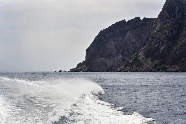 意大利 tirrenian 海、 tuscanian 群岛、 capraia 岛 — 图库照片