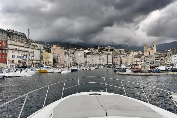 França, Córsega, Bastia, vista do porto e da cidade — Fotografia de Stock