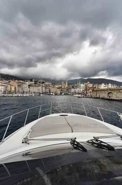 França, Córsega, Bastia, vista da luz do porto e da cidade do mar — Fotografia de Stock