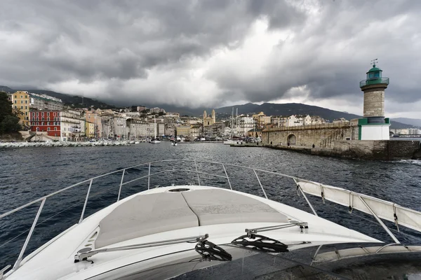 Frankrike, Korsika bastia, port ljuset och staden från havet — Stockfoto