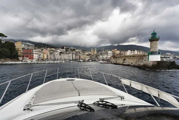 Frankreich, Korsika, Bastia, Blick auf das Hafenlicht und die Stadt vom Meer aus — Stockfoto