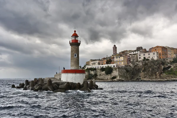Fransa, Korsika, bastia, bağlantı noktası ışık ve şehir merkezine deniz görünümü — Stok fotoğraf