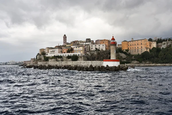 Francie, Korsika, bastia, pohled na přístavní světla a město od moře — Stock fotografie