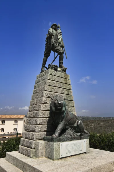 法国科西嘉，博尼法西奥，阿尔及利亚战争纪念碑在拖车的老部分 — 图库照片