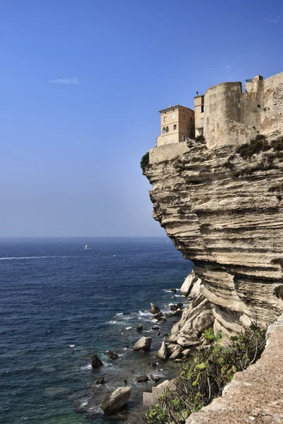 Francie, Korsika, bonifacio, pohled na skalnaté pobřeží bonifacio — Stock fotografie