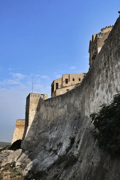 Francja, Korsyka, bonifacio, widok starych murów obronnych na chann portu — Zdjęcie stockowe