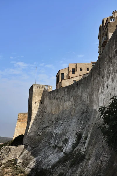 Francia, Corsica, Bonifacio, veduta delle antiche mura di difesa sul canale portuale — Foto Stock