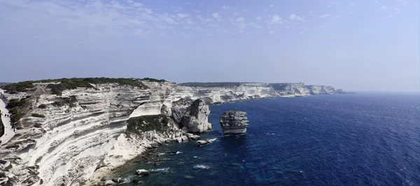 Франция, Корсика, Бонифачо, панорамный вид на скалистое побережье Бонифачо — стоковое фото