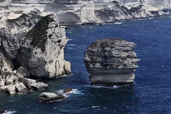 França, Córsega, Bonifacio, vista da costa rochosa de Bonifacio — Fotografia de Stock