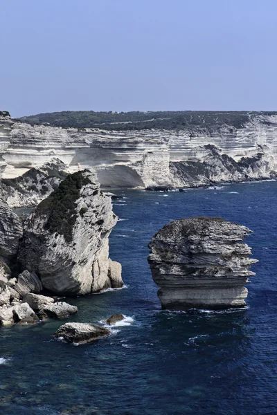 Francia, Corsica, Bonifacio, veduta della costa rocciosa di Bonifacio — Foto Stock