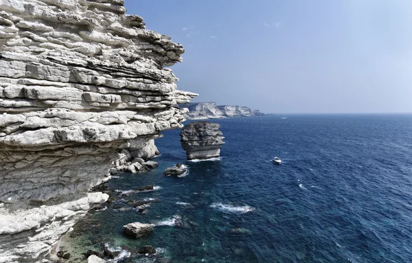 Frankrike, Korsika, bonifacio, Visa bonifacio klippiga kust och lyxyacht — Stockfoto