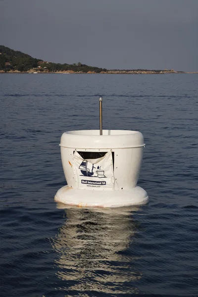 Francia, Corsica, Parco nazionale marino di Girolata, contenitore per rifiuti marini — Foto Stock