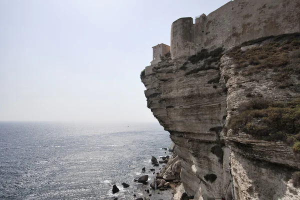 Francia, Corsica, Bonifacio, veduta della costa rocciosa di Bonifacio — Foto Stock