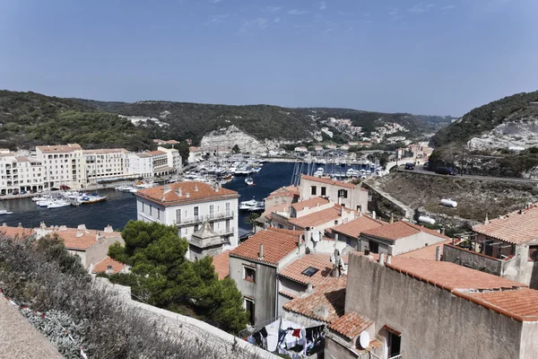 フランス、コルシカ島、ボニファシオ、街と港の眺め — ストック写真