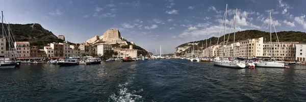 Francie, Korsika, bonifacio, panoramatický výhled na přístav a město — Stock fotografie