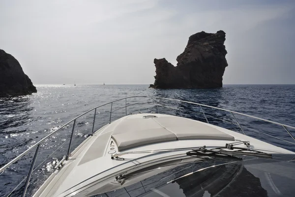 Francja, Korsyka, girolata morskiego Parku Narodowego, luksusowy jacht, azimut atlan — Zdjęcie stockowe