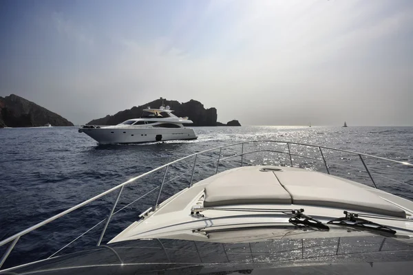 Francja, Korsyka, girolata morskiego Parku Narodowego, luksusowy jacht, azimut atlan — Zdjęcie stockowe