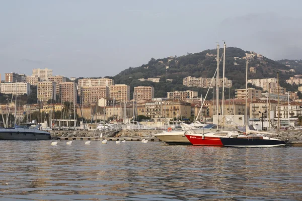 Francie, Korsika, ajaccio, pohled na přístav a město při západu slunce — Stock fotografie