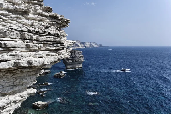 Francja, Korsyka, bonifacio, widok na skaliste wybrzeże bonifacio i luksusowy jacht — Zdjęcie stockowe
