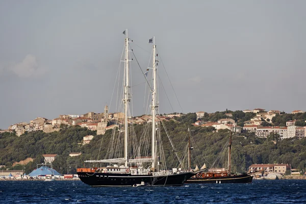 Frankrike, Korsika, porto vecchio, utsikt över staden och segelbåtar från den — Stockfoto