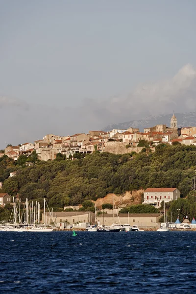 フランス、コルシカ島、ポルトヴェッキオ、海から町の眺め — ストック写真