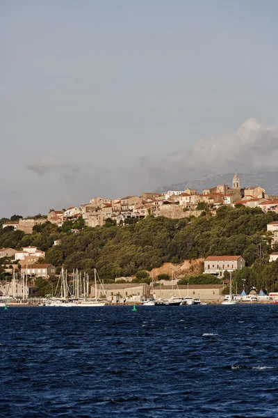 Francja, Korsyka, porto-vecchio, widok na miasto z morza — Zdjęcie stockowe