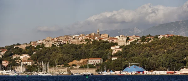 法国科西嘉，波尔图奥，从海上镇的看法 — 图库照片