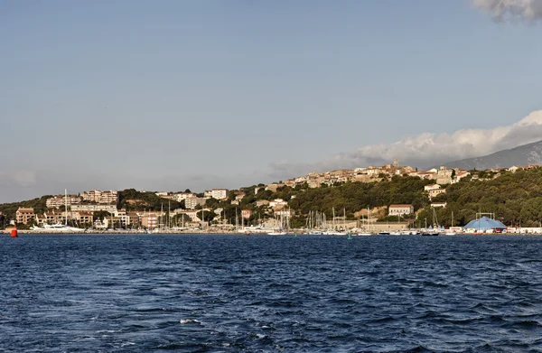 Frankrijk, corsica, porto vecchio, uitzicht op de stad van de zee — Stockfoto