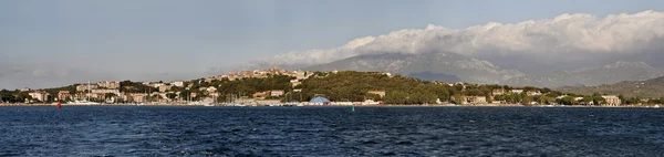 Frankrike, Korsika, porto vecchio, utsikt över staden från havet — Stockfoto