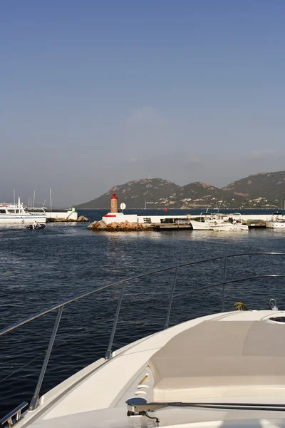 Frankrijk, corsica, porto vecchio, uitzicht op de haven en de lighthous van de ingang — Stockfoto