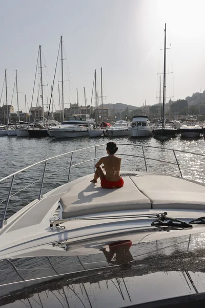 Frankrike, Korsika, porto vecchio, in porto vecchio småbåtshamnen på en luxu — Stockfoto