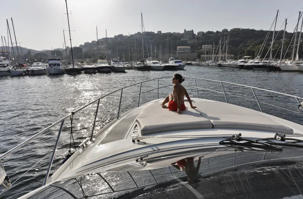 Frankreich, Korsika, porto vecchio, Einfahrt in den porto vecchio marina auf einem Luxusboot — Stockfoto