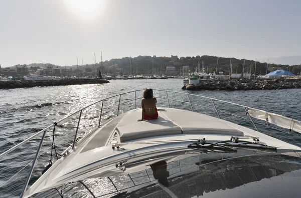 Frankrike, Korsika, porto vecchio, in porto vecchio småbåtshamnen på en luxu — Stockfoto