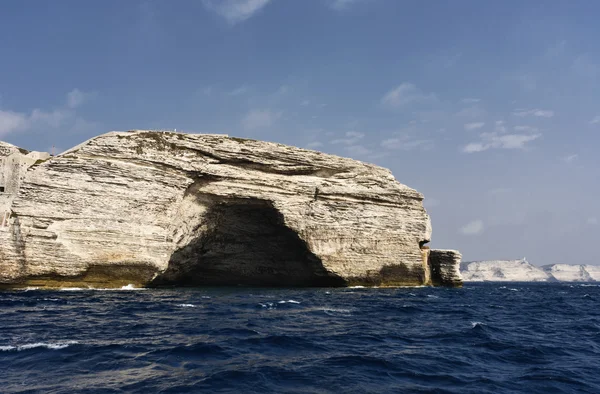 France, Corse, Bonifacio, la côte rocheuse à l'entrée du port — Photo