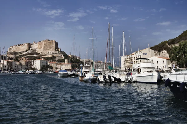 Frankrike, Korsika, bonifacio, panoramautsikt över hamnen — Stockfoto