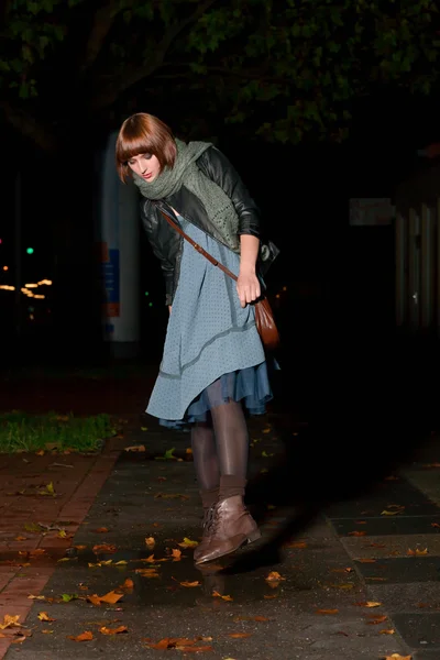 Jolie femme marchant dans la rue la nuit — Photo