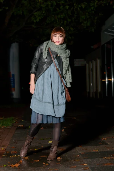 夜、通りを歩いてきれいな女性 — ストック写真