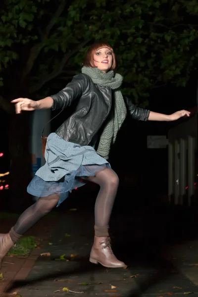 Vacker kvinna gå på gatan på natten — Stockfoto