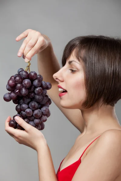 Chica con un ramo de uvas —  Fotos de Stock