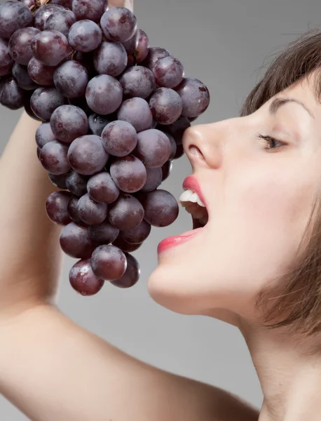 Ragazza con un grappolo d'uva — Foto Stock