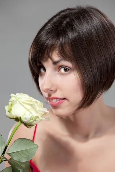 Mädchen mit einer weißen Rose — Stockfoto
