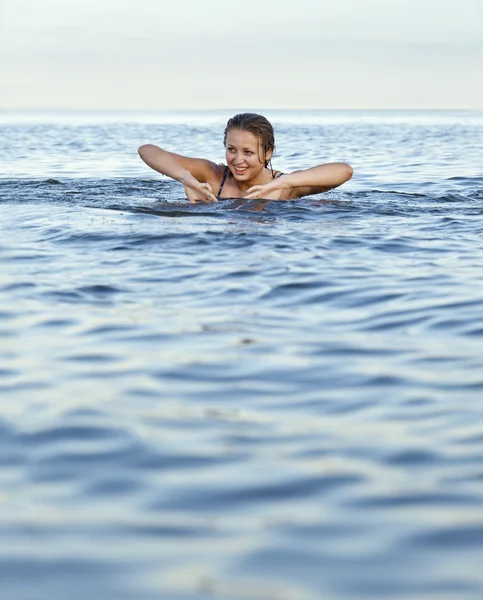 Mädchen badet im Wasser — Stockfoto