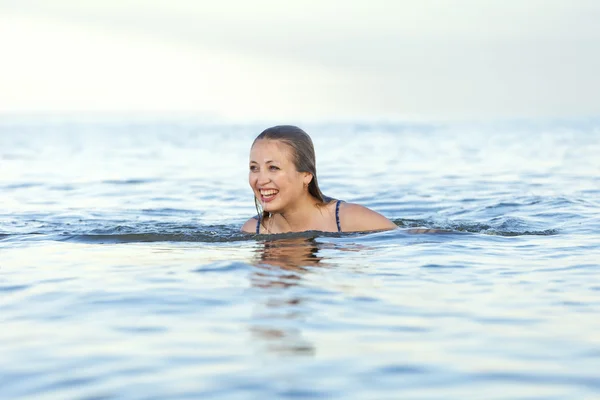 Girl bathing in water — Stock Photo, Image