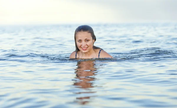 Chica bañándose en agua —  Fotos de Stock