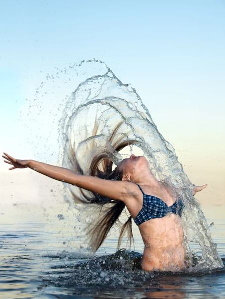Menina tomando banho na água — Fotografia de Stock