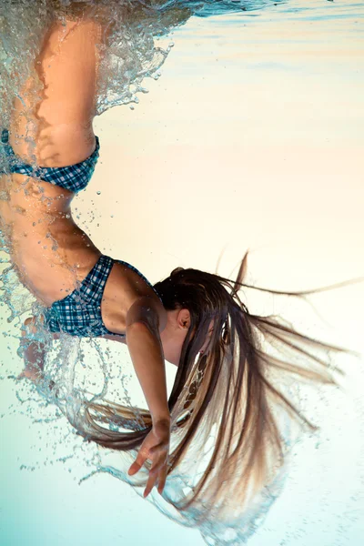 Lány a vízben fürdő — Stock Fotó