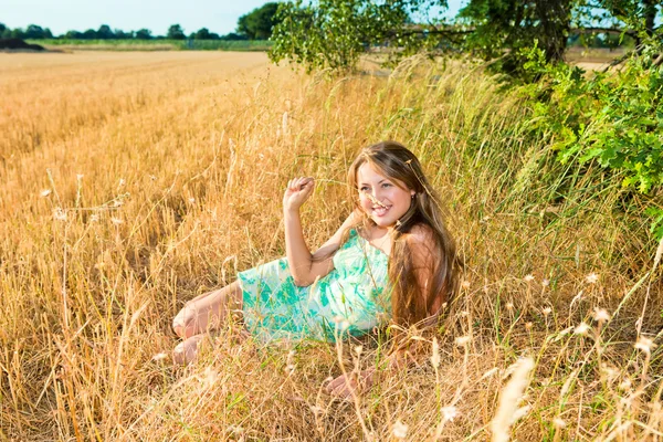 Jovem mulher na grama no verão — Fotografia de Stock